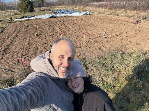 Christine et Thierry traçant le cercle de méditation sur le domaine