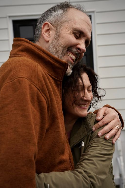 Christine et Thierry, un fou rire devant la maison