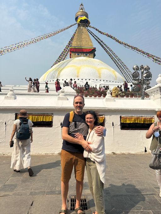 Christine et Thierry devant le stupa de Boudhanath, au Népal