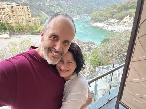 Christine et Thierry à Rishikesh, le Gange en contrebas