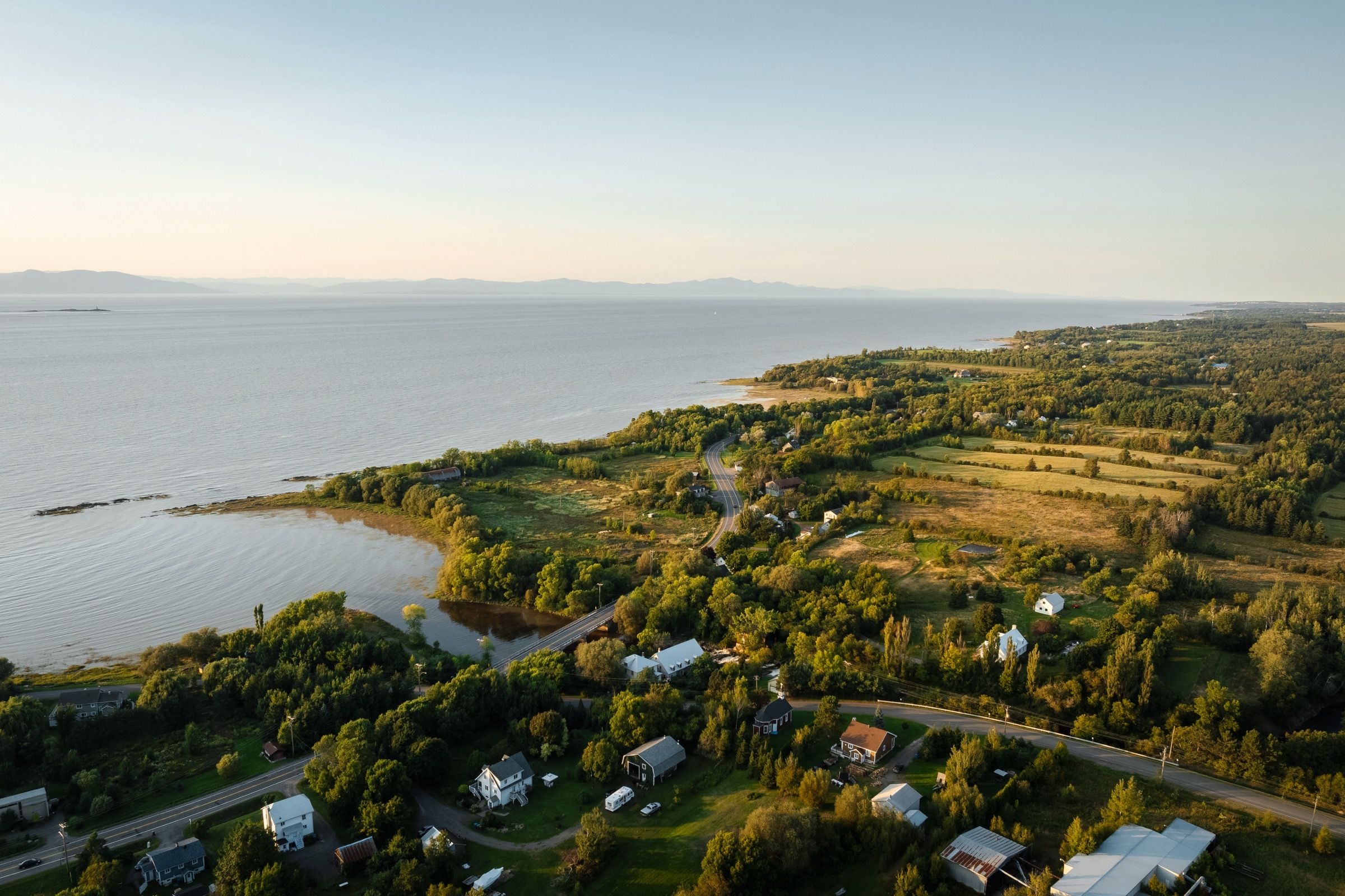 Vue aérienne de Saint-Jean-Port-Joli, entre le fleuve et les terres.