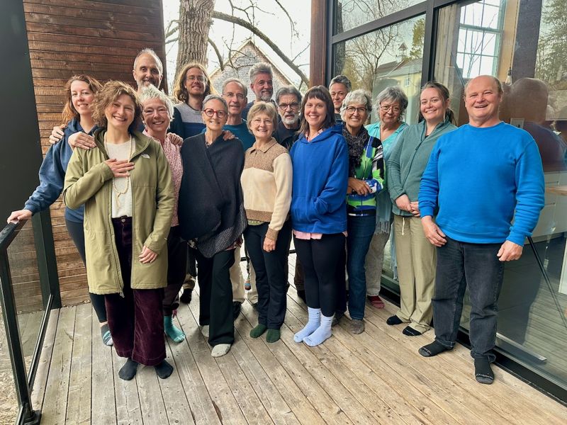 Le groupe des Radieux réuni, dix-sept visages souriants.