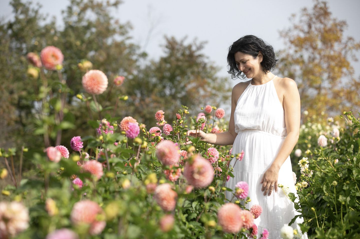 Christine dans le champs de fleur sur le Domaine Radieux