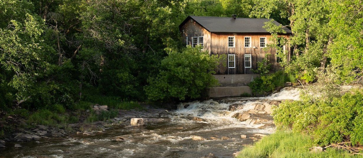 Le bâtiment des Radieux à Saint-Jean-Port-Joli, au bord de la rivière Trois-Saumons.