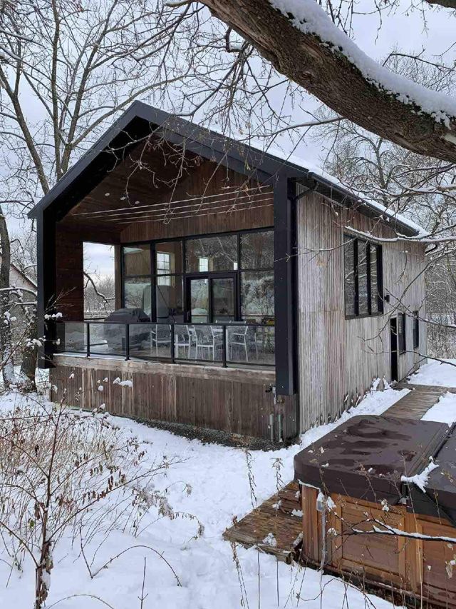 Spa extérieur niché dans les arbres, au bord de la rivière